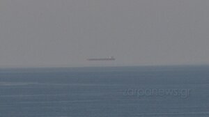 Είδαν το δεξαμενόπλοιο να...“αιωρείται”