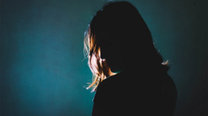 Έπιασε τη σύντροφό του από τον λαιμό μέσα στο νοσοκομείο