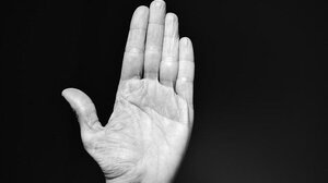 Καταγγέλλει τον σύντροφο της κόρης της ότι την χτύπησε