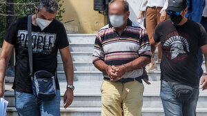 Ποινική δίωξη για απόπειρα ανθρωποκτονίας κατά συρροή σε βάρος του 70χρονου που πυροβόλησε ανήλικα στην αυλή του