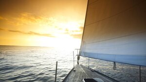 Σαρωνικός: Θαλαμηγός συγκρούστηκε με ιστιοφόρο - Τραυματίστηκε μία γυναίκα