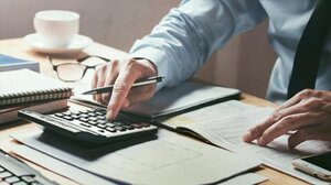 ΑΑΔΕ: Σφίγγει ο κλοιός για τους μεγαλοοφειλέτες με πλειστηριασμούς και "μανταλάκια"