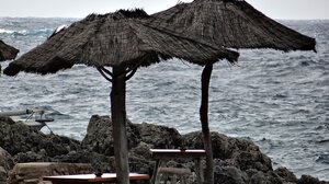 Πρόστιμα 18.000 ευρώ σε παραλιακά μαγαζιά σε Άνδρο και Σύρο