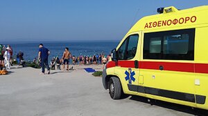 Δεν τα κατάφερε ο ηλικιωμένος που ανασύρθηκε από τη θάλασσα