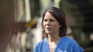 Η Μπέρμποκ αφήνει ανοικτό το ενδεχόμενο απαγόρευσης εισόδου Ρώσων στην ΕΕ