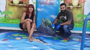 Περνούν μέσα από τη θάλασσα για να πάνε στο σχολείο!