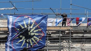 Ακρόπολη: Ο άνδρας που ανέβηκε στη σκαλωσιά ζητά να συναντήσει τον πρωθυπουργό