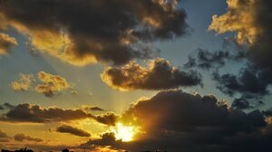 Η ανατολή του φθινοπώρου γεμίζει με χρώματα τον ουρανό