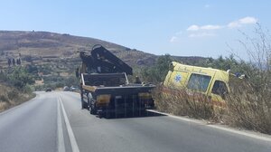 Ασθενοφόρο έπεσε πάνω σε δέντρο!