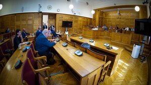 Έγινε χαμός στην εξεταστική επιτροπή: Φραστικό επεισόδιο και χαρακτηρισμοί