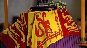 Σε λαϊκό προσκύνημα η σορός της βασίλισσας Ελισάβετ - Ουρές χιλιομέτρων