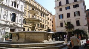 Πρόστιμο 450 ευρώ σε τουρίστα στη Ρώμη επειδή έτρωγε στα σκαλιά συντριβανιού