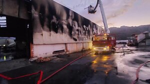 Στα χέρια των αστυνομικών ο 48χρονος για τον εμπρησμό στη βιοτεχνία ξυλείας