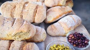 Ζυμώματα στη Μονή Τοπλού από το σύλλογο Φεστιβάλ Κρητικής Κουζίνας