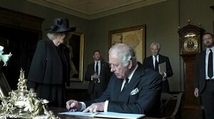 Τα έβαλε... με την πένα ο Κάρολος!