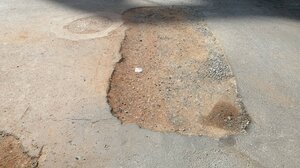 Επικίνδυνη λακούβα πάνω στη γέφυρα