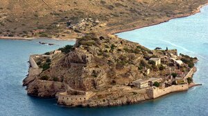 "Ωκεανός": Μια παράσταση εν πλω στη Σπιναλόγκα 