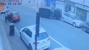 Πήρε το δίπλωμα νύχτα: Οδηγός Land Rover καβάλησε παρκαρισμένα αυτοκίνητα και έγινε viral 