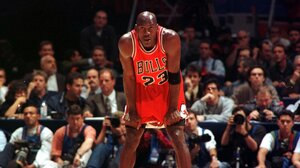 Μάικλ Τζόρνταν: Η φανέλα του από τους NBA Finals 1998 πουλήθηκε 10,1 εκατ. δολάρια!