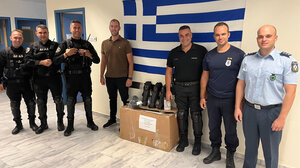 Αγόρασαν επιγονατίδες για τους συναδέλφους τους