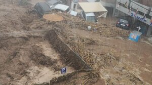 Λίγα λεπτά βροχής έφεραν το χάος