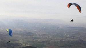 Παρ' ολίγον τραγωδία- Έκανε αλεξίπτωτο πλαγιάς κι έπεσε σε καλώδια της ΔΕΗ!