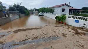 Άλλαξε χρώμα η θάλασσα στα Χανιά - Εγκλωβισμένοι οι κάτοικοι!