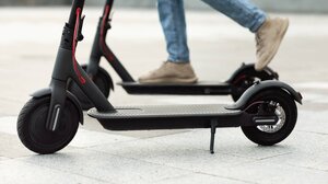 Κινούνται ανεξέλεγκτα στους πεζόδρομους