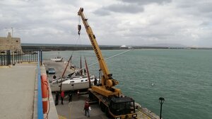 Ολοκληρώθηκε η ανέλκυση του ιστιοπλοϊκού που βυθίστηκε στο λιμάνι