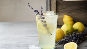 Συνταγή για σπιτική λεμονάδα με 4 υλικά – Έτοιμη σε λίγα λεπτά χωρίς στύψιμο