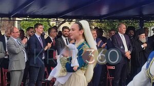 Viral η μπέμπα που παρέλασε στα Χανιά, στην αγκαλιά της μαμάς της