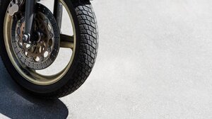 Στο νοσοκομείο με τραύμα στο κεφάλι η κοπέλα που παρασύρθηκε από το δίκυκλο