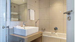  Πατέρας έβαλε κρυφή κάμερα στο μπάνιο και «έγραφε» γυμνή την 15χρονη κόρη του 