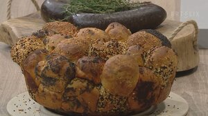 Ψωμί σε φόρμα γεμιστό σε σουτζούκι