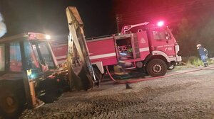 Ολονύχτια μάχη με τη φωτιά στην αποθήκη με το τριφύλλι