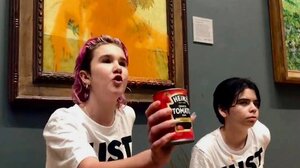 Βρετανία: Απαγγέλθηκαν κατηγορίες στις ακτιβίστριες που πέταξαν σούπα στον πίνακα του Βαν Γκογκ