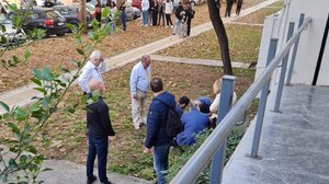 Θεσσαλονίκη: Παραμένει στο νοσοκομείο ο φοιτητής που έπεσε από το παράθυρο