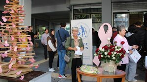 Στολίστηκε το «Δέντρο της Ελπίδας» στο Δημαρχείο Χανίων