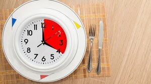 Τρώμε το φαγητό μας μέχρι τις 4 το απόγευμα – Τα οφέλη για το σάκχαρο και τη χοληστερόλη