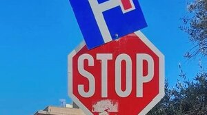 Η πινακίδα που περισσότερο μπερδεύει παρά καθοδηγεί