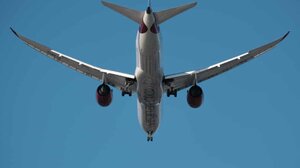 Χειροπέδες σε δύο 18χρονους που … έψαχναν τασάκι στο αεροπλάνο