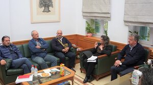 Συνάντηση Αρναουτάκη με τα Προεδρεία των μελισσοκομικών συλλόγων Κρήτης