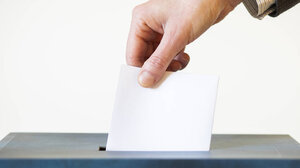 Ηλικιωμένη ψήφισε δύο φορές και συνελήφθη