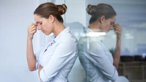 Πονοκέφαλος και ημικρανία: Γιατί εντείνονται το φθινόπωρο;