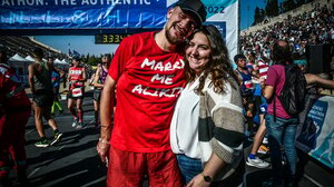 Έτρεξε 42 χλμ. στον Μαραθώνιο και έκανε πρόταση γάμου στον τερματισμό 