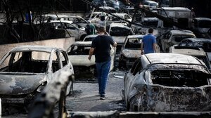 Δίκη για το Μάτι: "Έδεσα τον νεκρό πατέρα μου μαζί μας με το ράσο του"