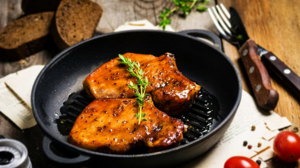 Χοιρινές μπριζόλες με σος μελιού και σκόρδο