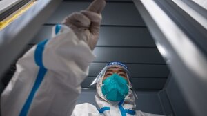 Ανοσολόγος στη Γαλλία προειδοποιεί για έξαρση των κρουσμάτων Covid-19 λόγω νέας παραλλαγής