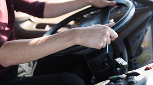 Σταμάτησε για να ενημερώσει τους οδηγούς για τον κίνδυνο!