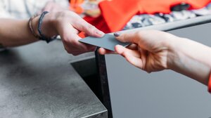 Τα επιδόματα που εντάσσονται σε προπληρωμένες κάρτες